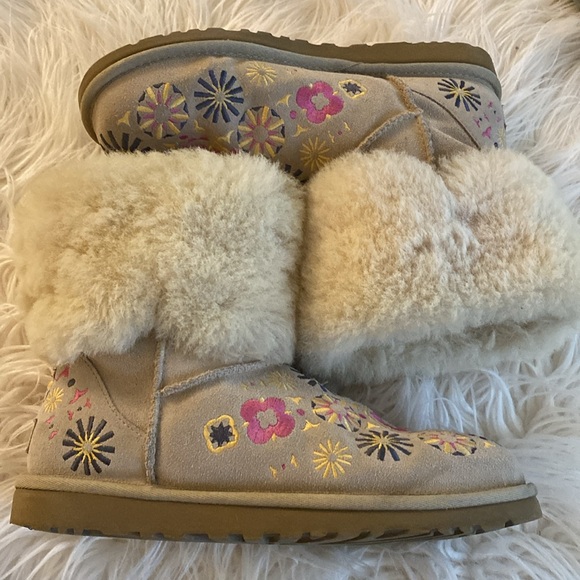 RARE embroidered UGG boots - Picture 4 of 10